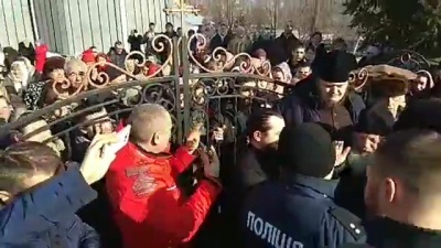 Забрали ключі і забарикадувалися у церкві: на Буковині священик не погодився переходити до ПЦУ - відео