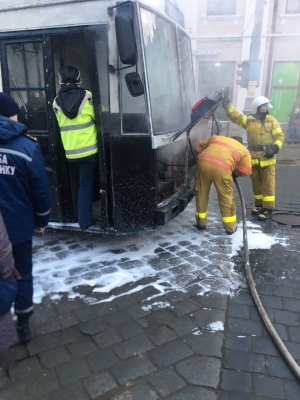 У центрі Черівців загорівся тролейбус, у якому були пасажири