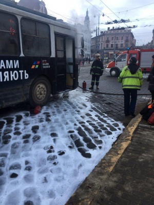 У центрі Черівців загорівся тролейбус, у якому були пасажири