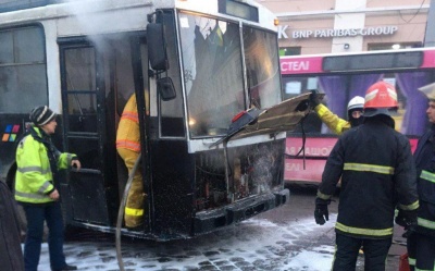 У центрі Черівців загорівся тролейбус, у якому були пасажири