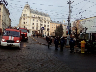 У центрі Черівців загорівся тролейбус, у якому були пасажири