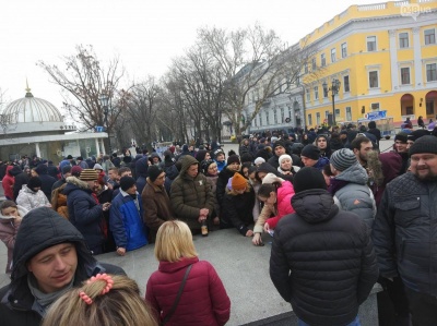 В Одесі розіграли сотні людей, які прийшли на «проплачений» мітинг за неіснуючого кандидата – відео