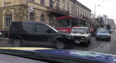 У Чернівцях на Головній ускладнено рух транспорту через ДТП – фото