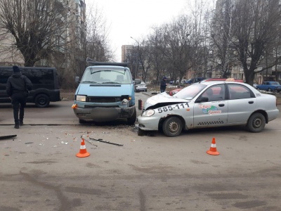 У Чернівцях мікроавтобус зіткнувся з автомобілем таксі, двоє водіїв у лікарні