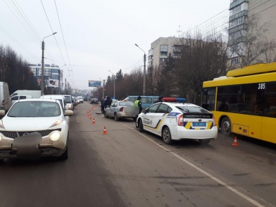 У Чернівцях мікроавтобус зіткнувся з автомобілем таксі, двоє водіїв у лікарні