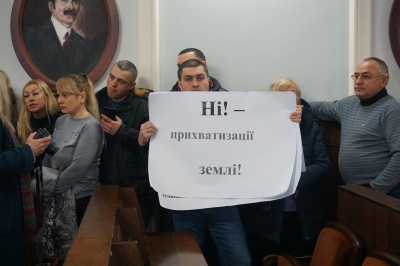 У Чернівцях понад 100 жителів влаштували пікет у приміщенні міської ради – фото