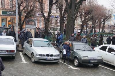 У Чернівцях понад 100 жителів влаштували пікет у приміщенні міської ради – фото