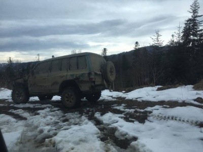 На Буковині прикордонники виявили позашляховик без номерів - фото