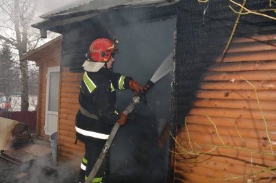 Залишив запалену свічку: у Заставні раптово спалахнув будинок