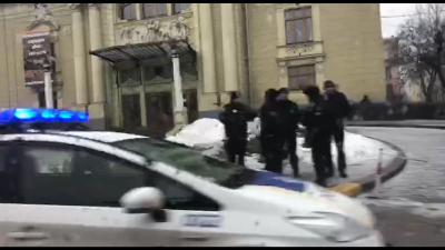 У Чернівцях поліція оточила драмтеатр, де виступає Зеленський - відео