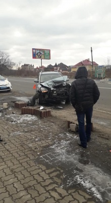 У Чернівецькій області зіткнулися вантажівка і легковик - фото