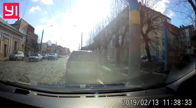 У Чернівцях поліцейські затримали водія «під кайфом», який вдавав, що спить – відео