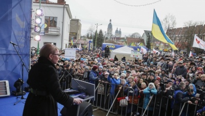 Тимошенко пообіцяла виборцям зарплати у 1000 доларів