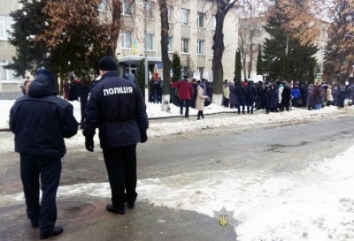 У Сторожинці прихильники УПЦ МП влаштували молитовне стояння під РДА - фото