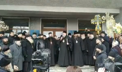 У Сторожинці прихильники УПЦ МП влаштували молитовне стояння під РДА - фото