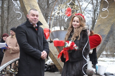 У Чернівцях хлопець на очах в людей несподівано освідчився дівчині в коханні – фото