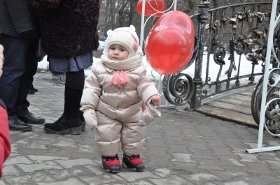 У Чернівцях хлопець на очах в людей несподівано освідчився дівчині в коханні – фото