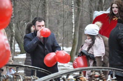 У Чернівцях хлопець на очах в людей несподівано освідчився дівчині в коханні – фото