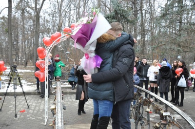 У Чернівцях хлопець на очах в людей несподівано освідчився дівчині в коханні – фото