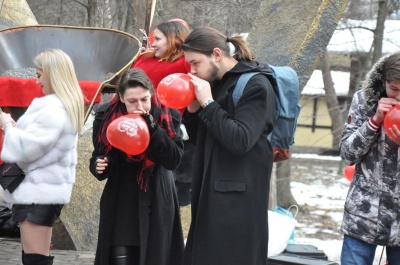 У Чернівцях хлопець на очах в людей несподівано освідчився дівчині в коханні – фото