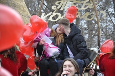 У Чернівцях хлопець на очах в людей несподівано освідчився дівчині в коханні – фото