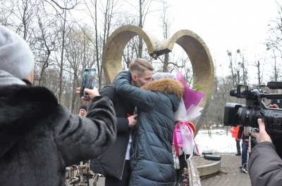 У Чернівцях хлопець на очах в людей несподівано освідчився дівчині в коханні – фото