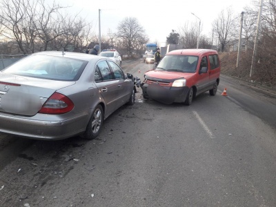 У Чернівцях водій заснув за кермом і вчинив ДТП: двоє людей травмовані