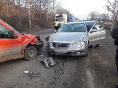 У Чернівцях водій заснув за кермом і вчинив ДТП: двоє людей травмовані