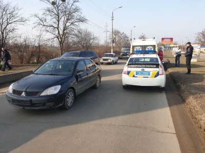 У Чернівцях легковик біля Калинки збив велосипедиста, постраждалого госпіталізували