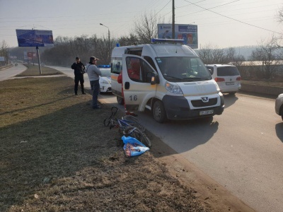 У Чернівцях легковик біля Калинки збив велосипедиста, постраждалого госпіталізували