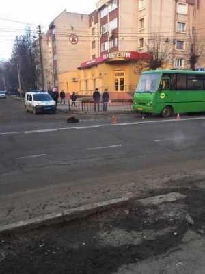 У Чернівцях водій маршрутки на «зебрі» збив пішохода - фото