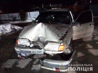 На Буковині легковик врізався в огорожу, водій загинув