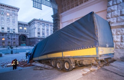 У центрі Києва перекинулась некерована вантажівка з цеглою - відео