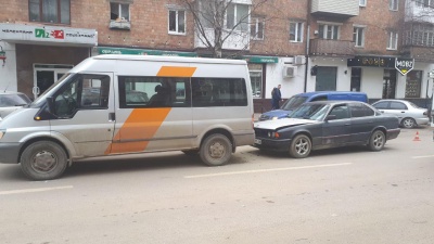 У Чернівцях зіткнулися автівка і мікроавтобус: водій BMW був п'яний - фото