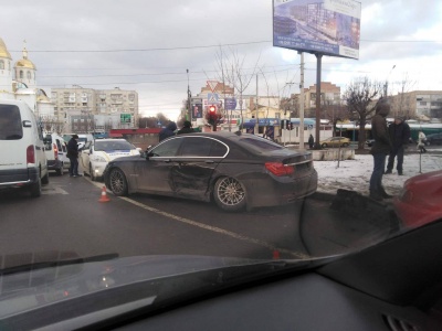 У Чернівцях на Воробкевича зіткнулися 4 автомобілі – фото