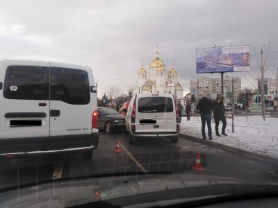 У Чернівцях на Воробкевича зіткнулися 4 автомобілі – фото