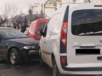 У Чернівцях на Воробкевича зіткнулися 4 автомобілі – фото