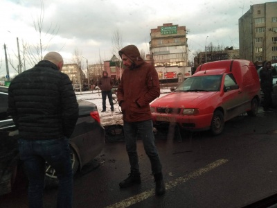 У Чернівцях на Воробкевича зіткнулися 4 автомобілі – фото