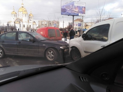 У Чернівцях на Воробкевича зіткнулися 4 автомобілі – фото