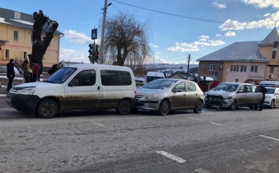 Потрійна ДТП: на Буковині зіткнулися автівки - фото