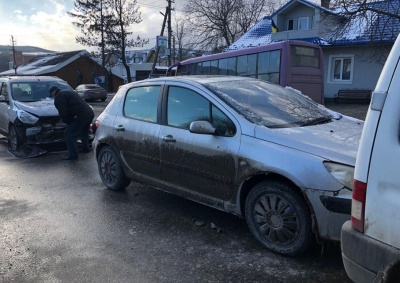 Потрійна ДТП: на Буковині зіткнулися автівки - фото