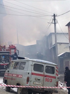 У Чернівцях спалахнув гараж: пожежу вдалось локалізувати - фото