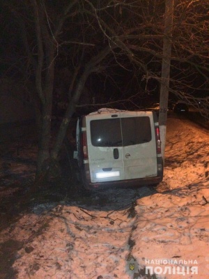 На Буковині поліцейські потрапили у ДТП: постраждалих доправили до лікарні - фото