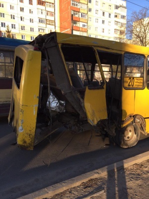 У Чернівцях п'яний водій позашляховика врізався у маршрутку - фото