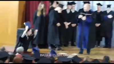 Студент на церемонії вручення диплому заявив, що купив його за 350 доларів – відео