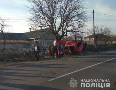 На Буковині зіткнулися два легковики, одну людину госпіталізували – фото