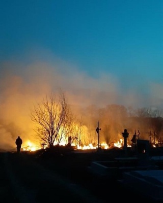 Масштабна пожежа: на кладовищі в Годилові горить суха трава – відео