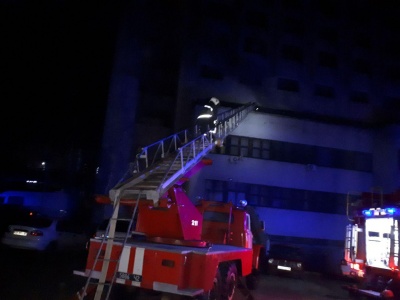 У Чернівцях трапилась пожежа у «Черемоші», вигоріла кімната - фото