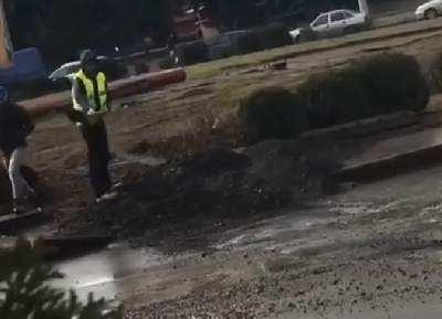 «До першого дощу»: у Чернівцях робітники стелять асфальт у ями з болотом – відео