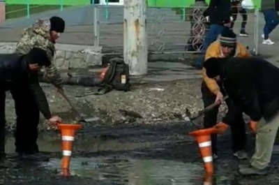 Воду з ям черпають конусами: з’явилося курйозне відео ремонту проспекту в Чернівцях